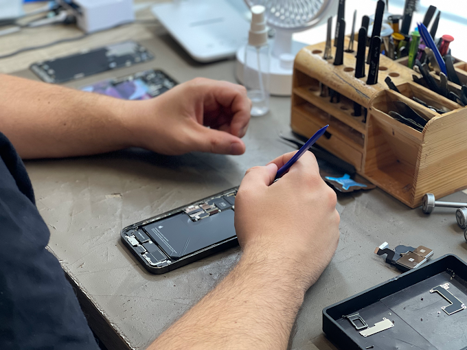 Technicien en pleine réparation chez STUFF Nice